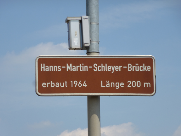 2014_Hanns-Martin-Schleyer-Brücke_Esslingen_REM 350_Brückenschild