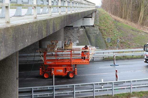 2018_Autobahnbrücke von unten_Wilhelmshaven_REM 40 mit Spider-Sensoren_Scherenbühne